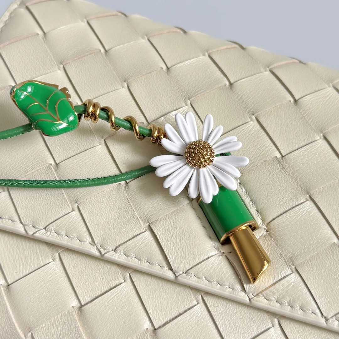 Batch 1560 Bottega Veneta2025 new product Daisy Andiamo bag, classic woven crossbody bag, thin shoulder strap is more casual, especially the small pendant design this time, daisy + green leaves + small gold chain, add a playful and smart look to the tough leather🌼Metallic button and knot closure, simple but not simple, elegant texture, elegant weaving attitude. You can also decide how to carry the bag according to your outfit and occasion. It can be used as a clutch bag, shoulder bag, or crossbody bag. It has a high usage rate. 😊Pair it with a simple skirt to instantly become relaxed and fashionable. Pair it with a smart suit to neutralize the formal feeling. It can be used for commuting and dating! Style number: 838870 (836940) Color: sea salt Size: 19*12.6*2cm